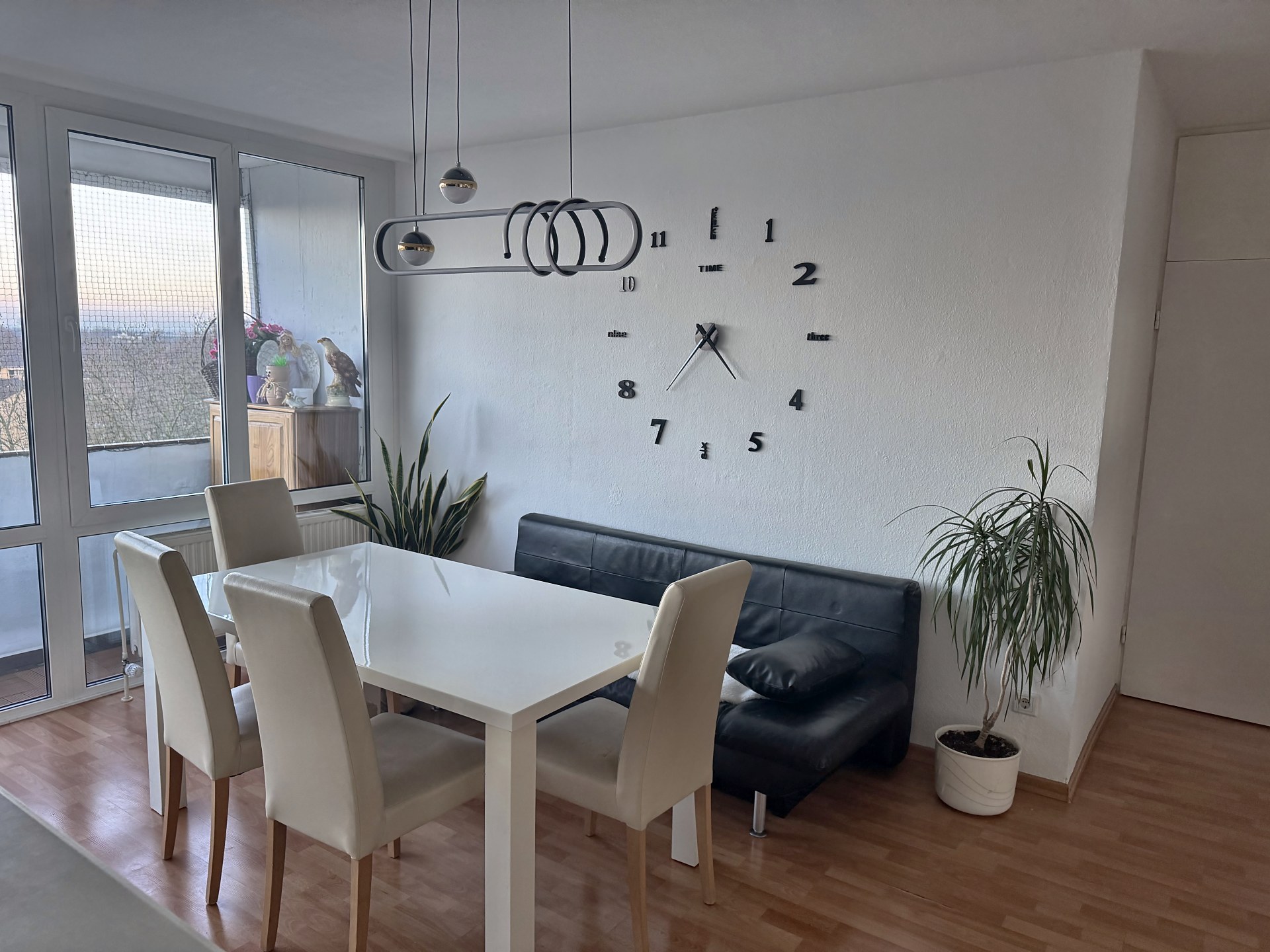 Wohnzimmer, Essplatz mit Blick zum Balkon